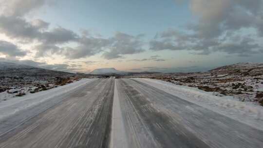 从教堂山到格伦韦赫的道路，背景是县里的马基什山