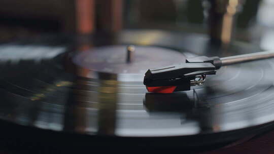 老式唱机播放黑胶唱片的特写