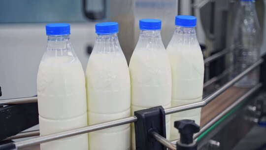 乳品厂的生产线。塑料瓶牛奶生产的自动化生
