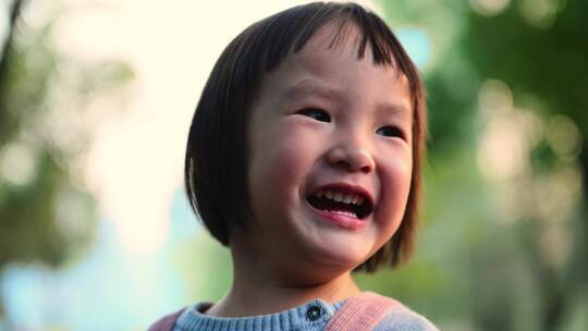 可爱小女孩公园里开心微笑特写镜头视频素材模板下载