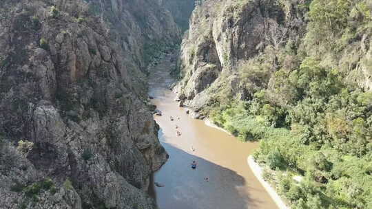 澳大利亚陡峭的河流峡谷中，木筏划过平坦的水域