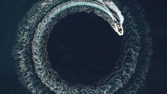 俯拍游艇在海洋上转圈