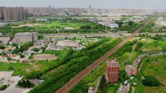 城市中带铁轨的区域鸟瞰全景