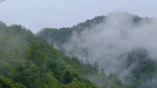 初秋雨中山脉云雾缭绕的绝美自然风光