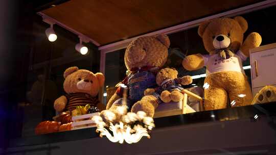 商场橱柜里的维尼熊玩偶素材