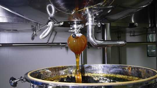 工厂蜂蜜生产过程