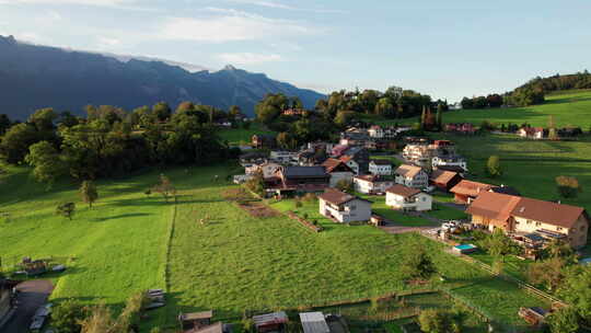 山谷绿地上的房屋