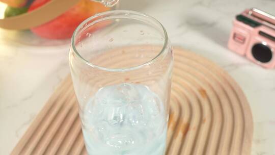 蓝天白云布丁奶冻加入玻璃杯