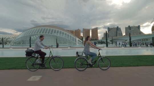 男人和女人在自行车道上骑自行车