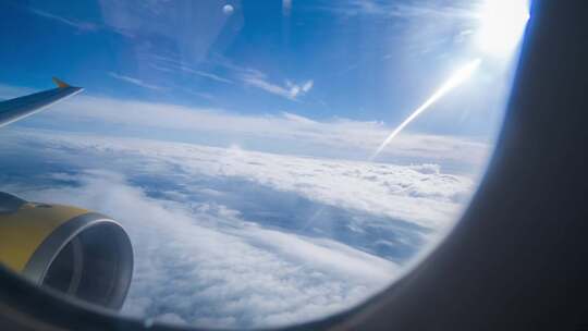 飞机飞行中窗外的蓝天云海