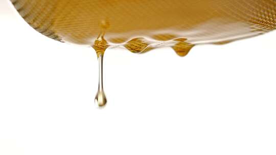 金黄色的食用油液体慢动作掉落