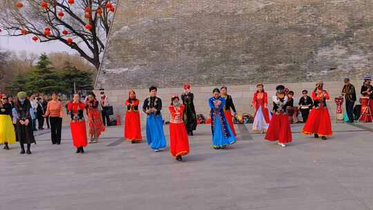 老年生活：公园里的众人齐跳新疆舞