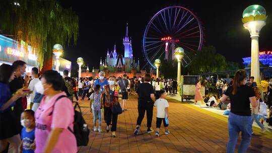 北京石景山游乐园夜景人群游客视频素材模板下载