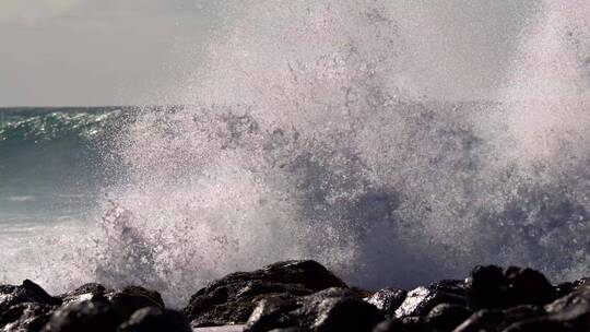 海浪拍打岩石视频素材模板下载