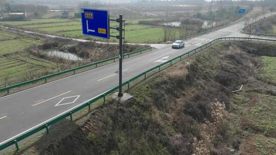 航拍乡村振兴乡村公路行驶的汽车