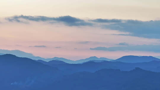 航拍黄昏时刻重峦叠嶂的山峰风景