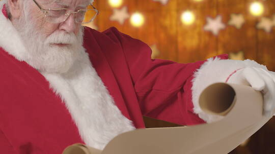 读卷轴的圣诞老人视频素材模板下载