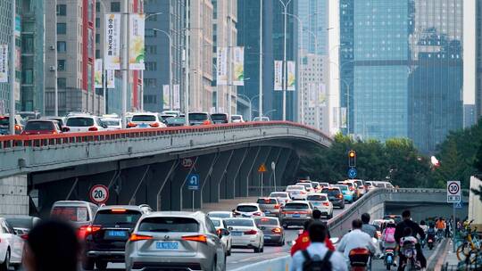 中国辽宁沈阳城市立交桥交通人群与车流