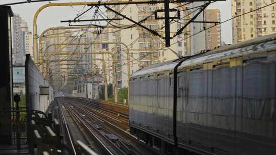 上海地铁轨道交通运输铁路火车行驶