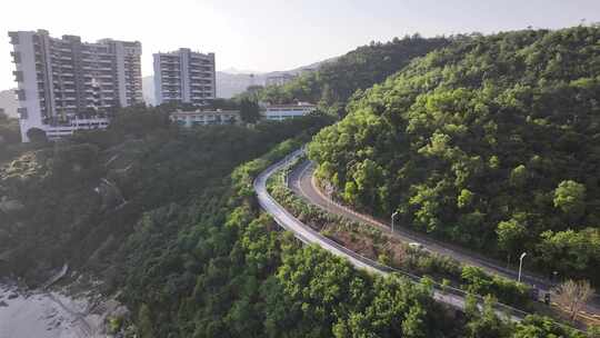 行驶在沿海公路的房车