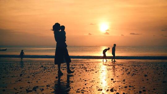 海边抱小孩的母亲剪影视频素材模板下载