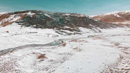 阿尔泰雪山景观的鸟瞰图