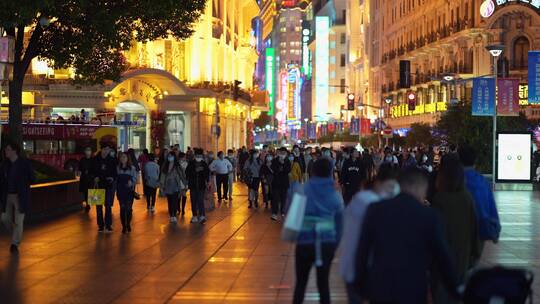 上海南京东路步行街夜景人山人海