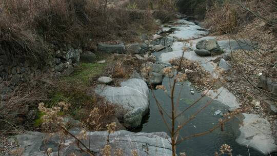 峡谷小水渠拍摄视频