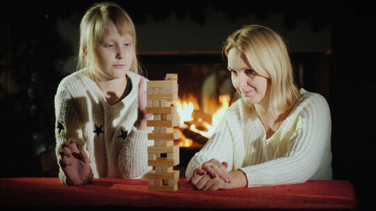 妈妈和女儿一起玩棋盘游戏