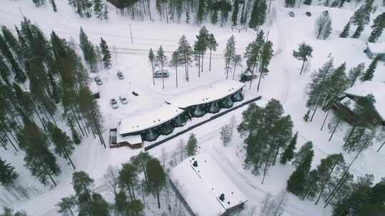 航拍雪景雪地民宿芬兰拉普兰森林度假酒店视频素材模板下载