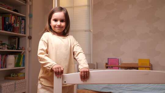 小女孩帮忙组装儿童床持有床部分