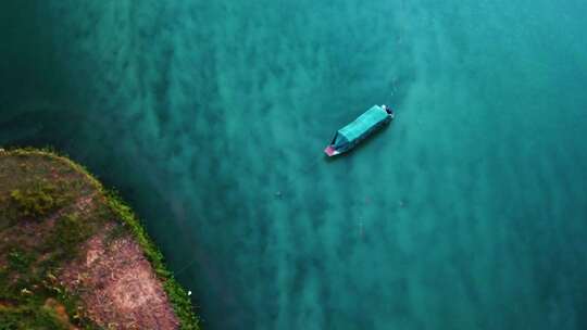 船停泊清澈湖面