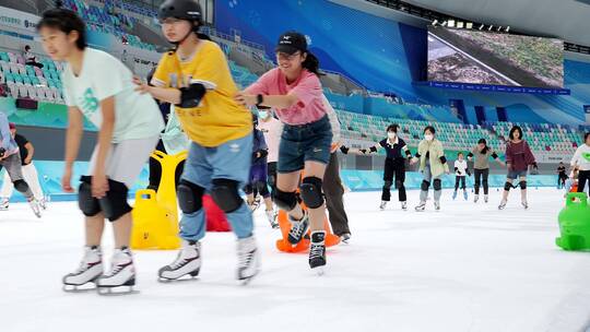 全民健身在“冰丝带”国家速滑馆滑冰的人