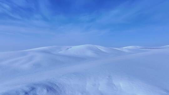 广阔雪地与蓝天风景