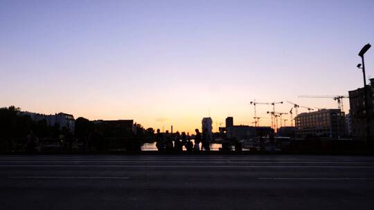 日落时分的城市景观的剪影