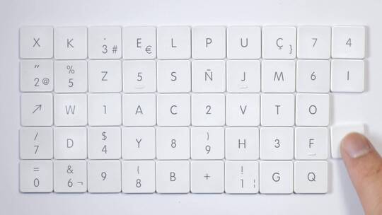 一组带有数字和字母的键盘