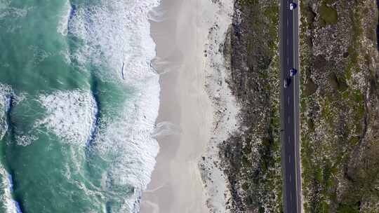 海边公路汽车行驶