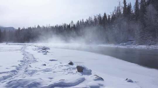 航拍新疆冬季喀纳斯神仙湾晨雾雪山森林雪景