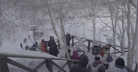 雪天众人于雪山景区内游玩赏景