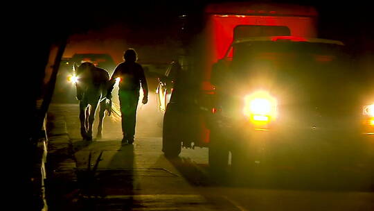 夜晚男人牵着匹马走在道路上视频素材模板下载