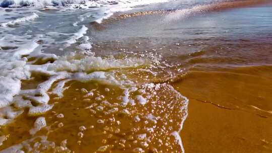 海浪拍打沙滩近景