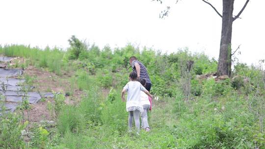 干完农活父亲带着女儿走在乡村田野路上11