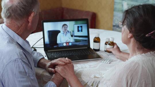 在线视频咨询医生的老年夫妇视频素材模板下载