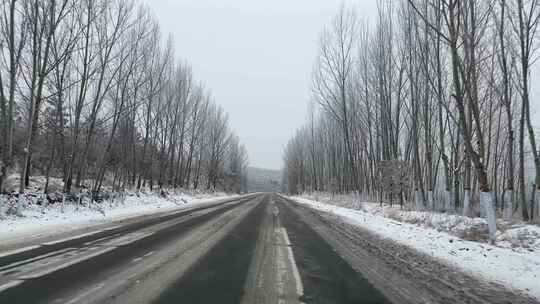 暴雪山区道路公路积雪路段行车记录