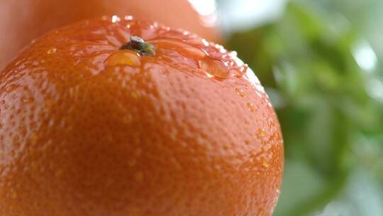 水滴从橙子上落下特写