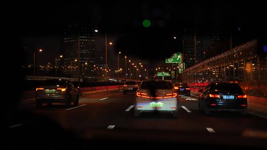 上海汽车里看到的街道夜景