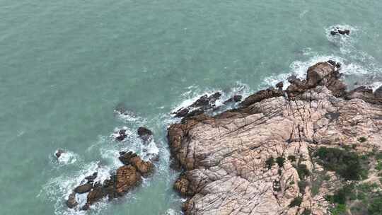 俯拍海岸礁石海浪拍打岩石海水海边浪花潮水