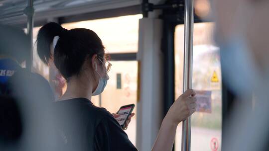 广州乘坐公交车的人们带原声4k视频素材
