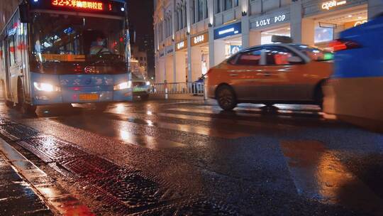 雨天夜晚路口汽车行驶