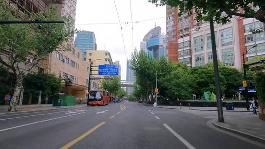 上海封城中的春季空旷街道建筑物